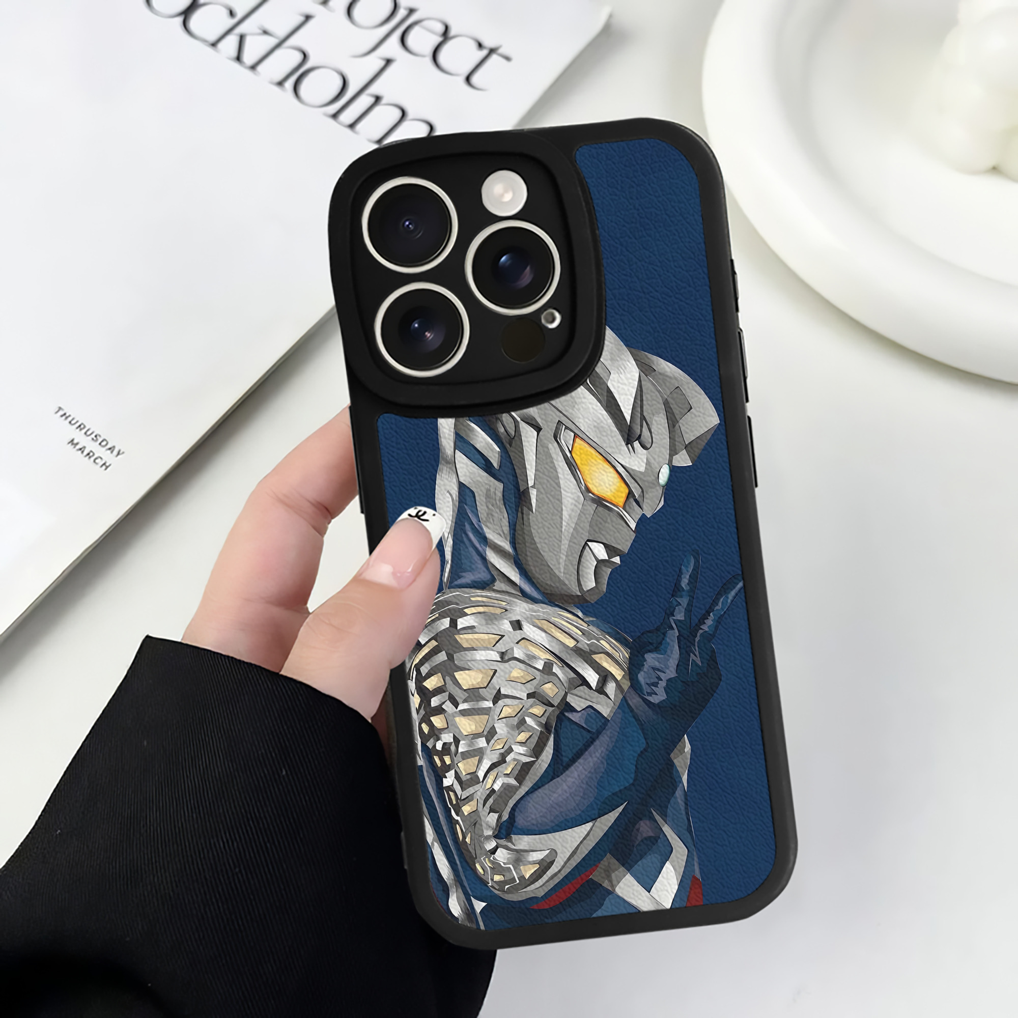 （画像用） ウルトラマン Ultraman 【iPhone 16シリーズ対応】シリコンスマホケース（レザー調） 材質：シリコン